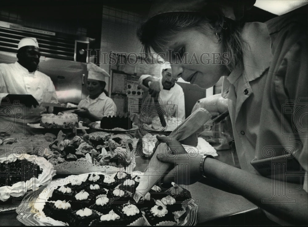 1990 Press Photo Gina Riemer in class at Milwaukee Area Technical College - Historic Images