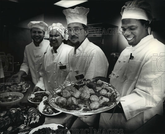 1990 Press Photo Tim Farley with students at Milwaukee Area Technical College - Historic Images