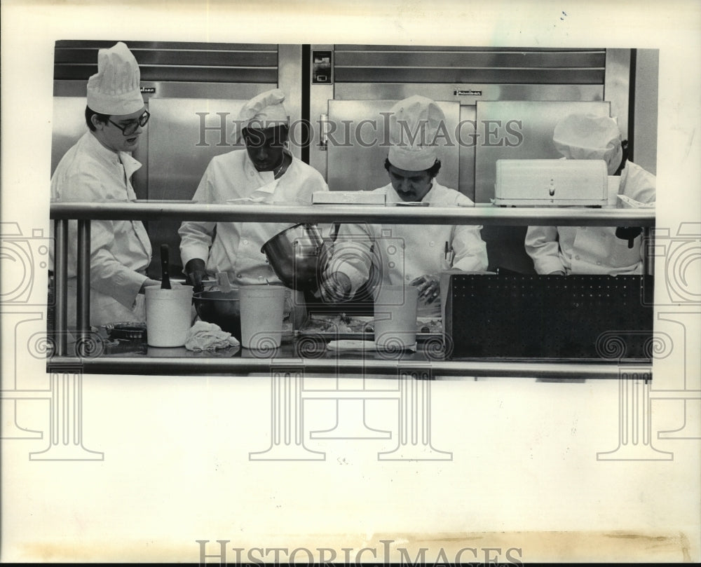 1985 Press Photo Milwaukee Area Technical College&#39;s Michael Luedtke, Students - Historic Images