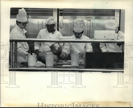 1985 Press Photo Milwaukee Area Technical College's Michael Luedtke, Students - Historic Images