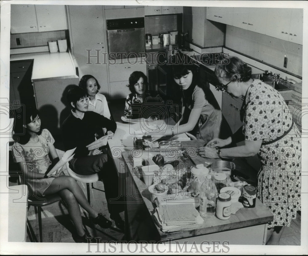 1976 Press Photo Dorothy Wolfgramm teaching students to cook American food.-Historic Images