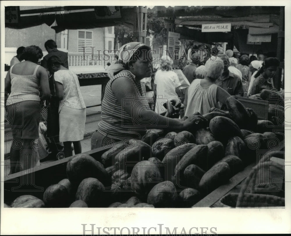 1984 Press Photo A Cuban woman picked over a pile of fresh fruit in Havana.-Historic Images