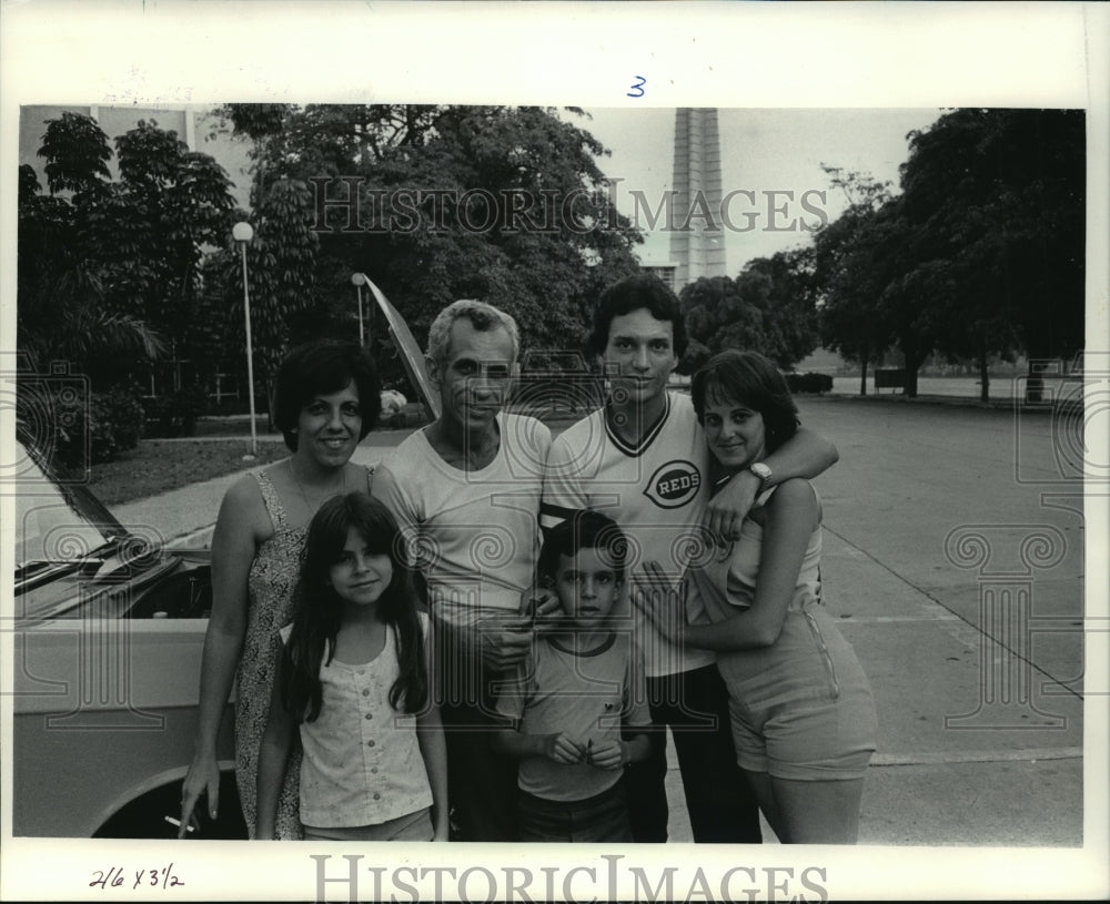 1984 Press Photo A Cuban family on a Sunday outing. - mja92520 - Historic Images