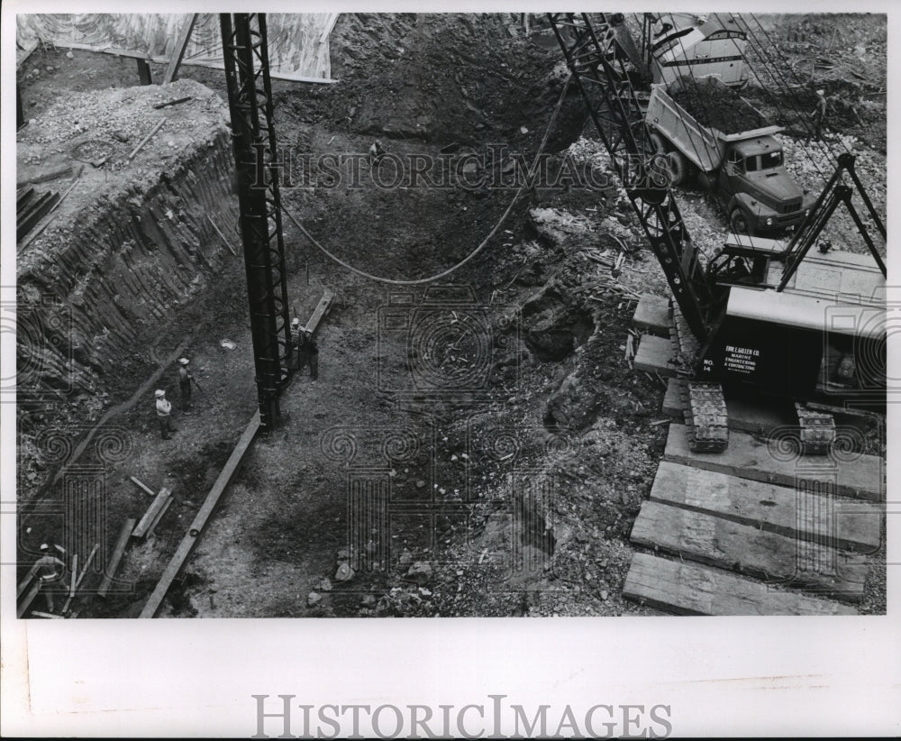 1960 Press Photo Milwaukee Journal Sentinel Construction with Heavy Equipment - Historic Images