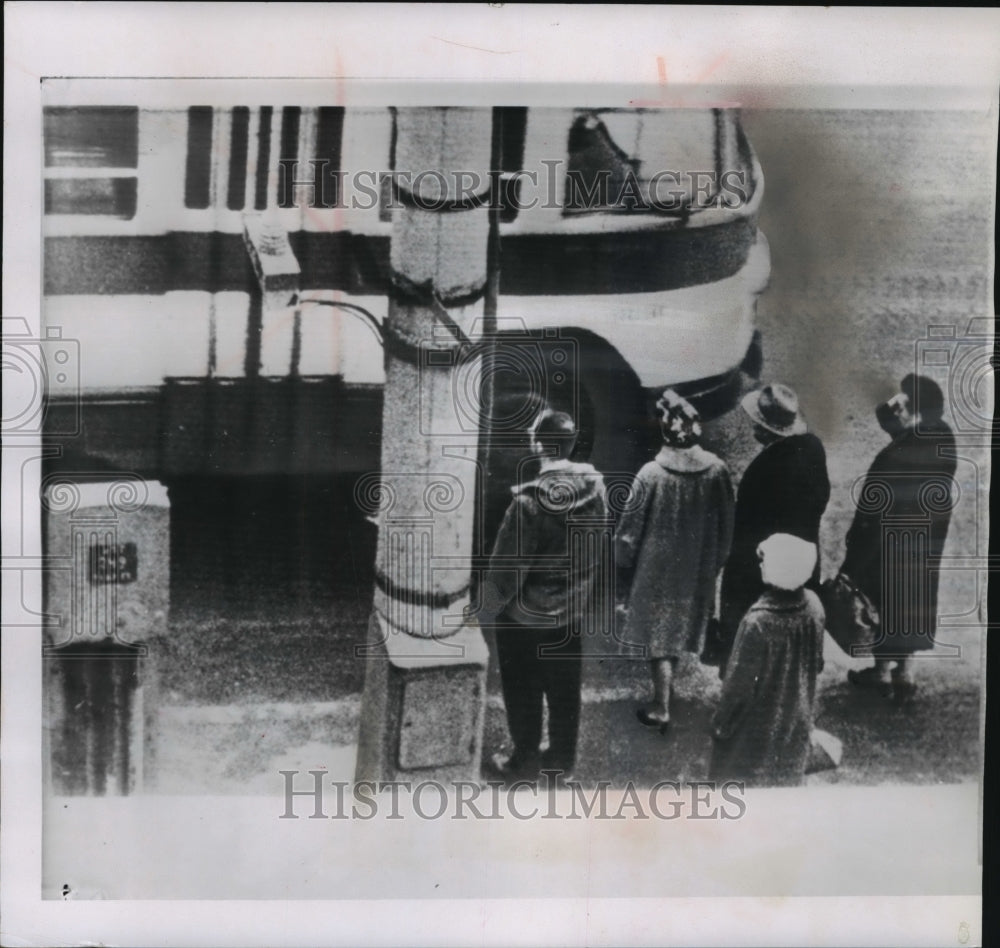 1962 Press Photo Alexis Davison waits for a bus and charged with espionage - Historic Images