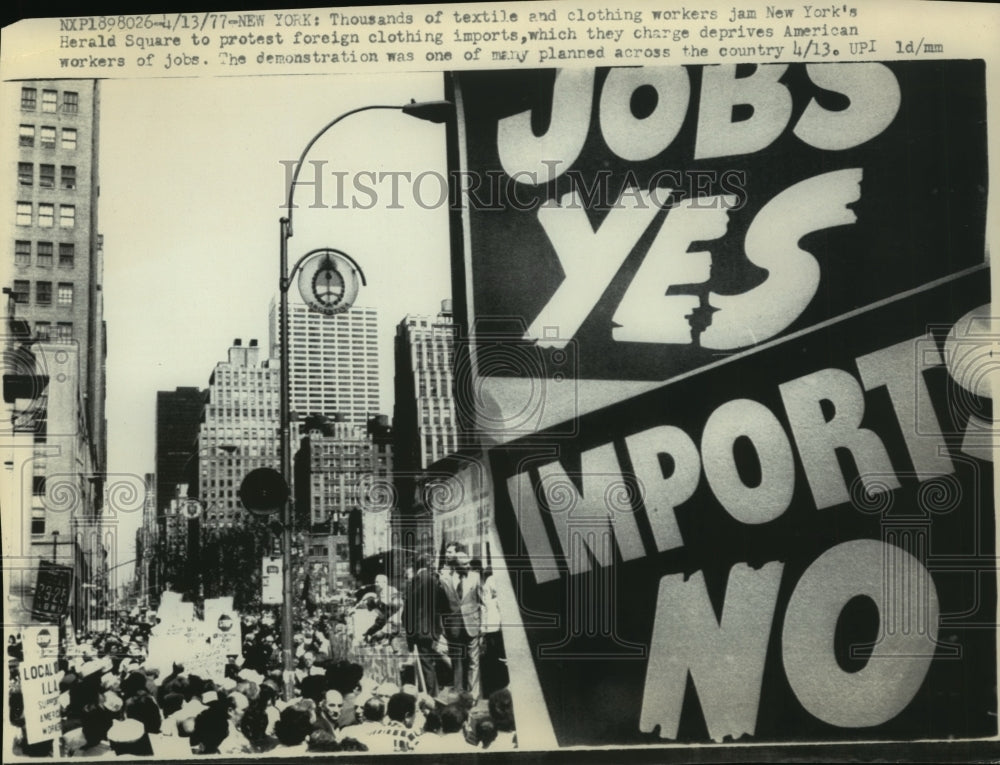 1977 Press Photo Foreign Clothing Import Protest In New York&#39;s Herald Square - Historic Images