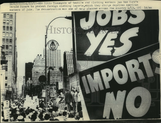 1977 Press Photo Foreign Clothing Import Protest In New York's Herald Square - Historic Images
