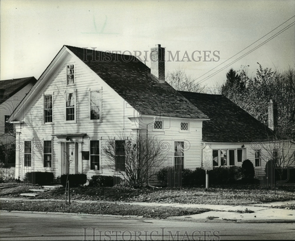 1981 Wauwatosa, Wisconsin&#39;s Oldest Home: The Lowell Damon House - Historic Images
