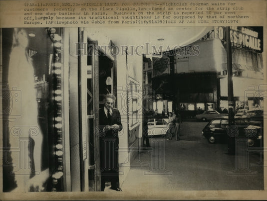 1974 Press Photo Nightclub doorman waits for customers on Place Pigalle, France-Historic Images