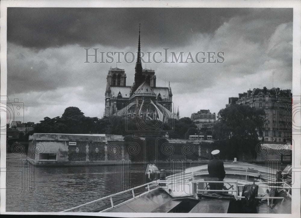 1968 Press Photo Sight from boat views the Notre Dame Cathedral in Paris, France - Historic Images