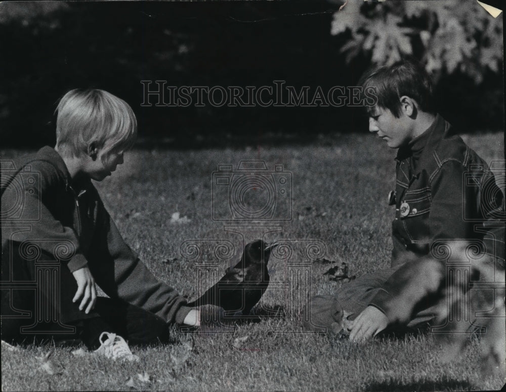 1973 Press Photo George the crow interacts with two kids in southwest Franklin - Historic Images