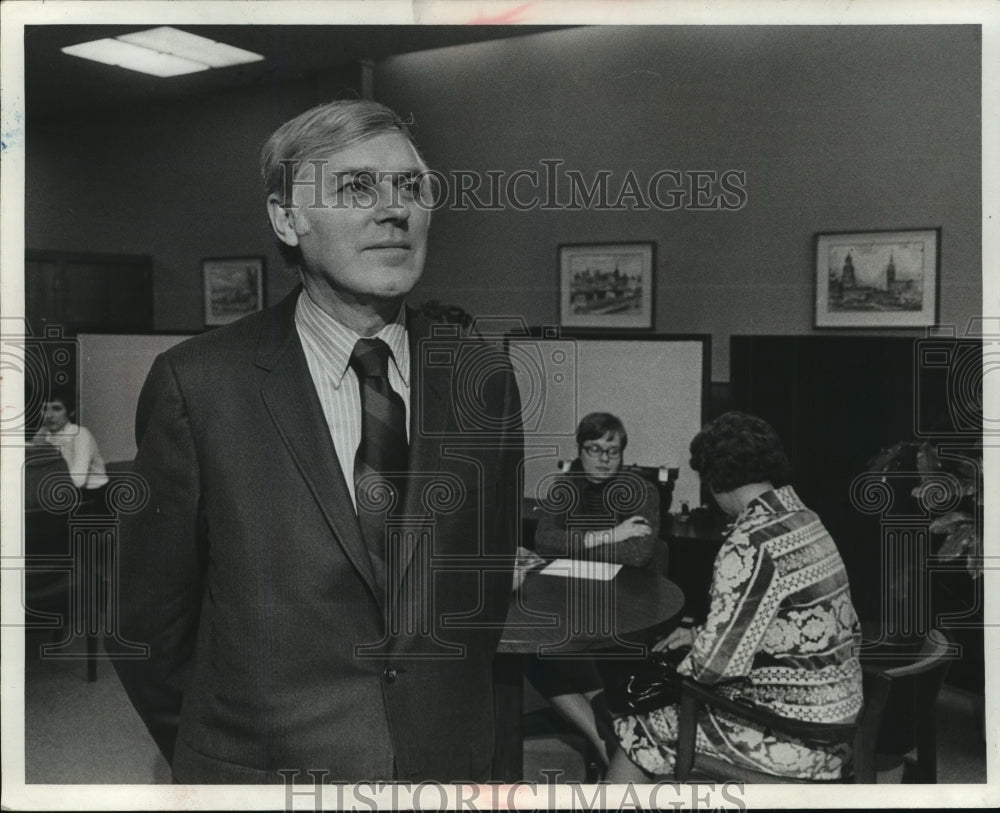 1975 Press Photo Michael Crowley, President of Mutual Savings and Loan Assoc. - Historic Images