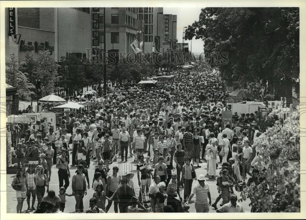 1979 21st Annual Art Fair, Square at the Capitol Mall, Milwaukee