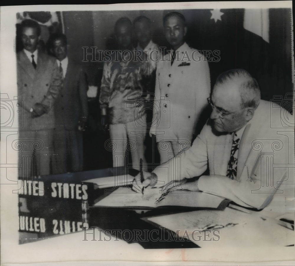 1954 Press Photo John Dulles signs the Southeast Asia Collective Security Treaty - Historic Images