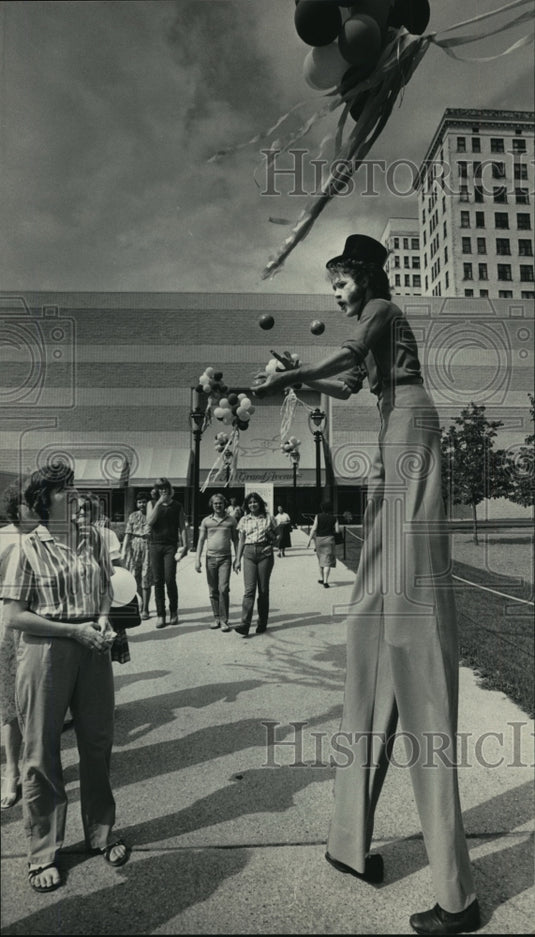 1983 Juggler Performs at Milwaukee Sentinel's Active Americans Event - Historic Images
