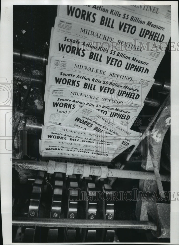 1971 Press Photo Milwaukee Sentinel Newspaper Announces Works BIll Veto - Historic Images