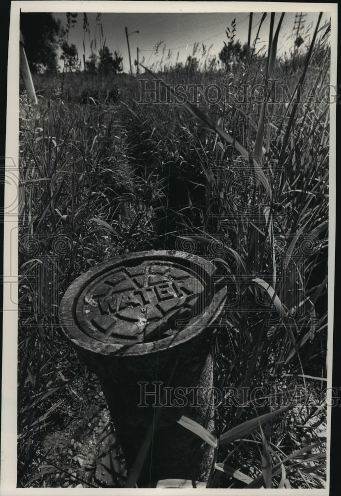 1988 Press Photo Wisconsin County Highway Drainage Ditch Water Pipe In Drought - Historic Images