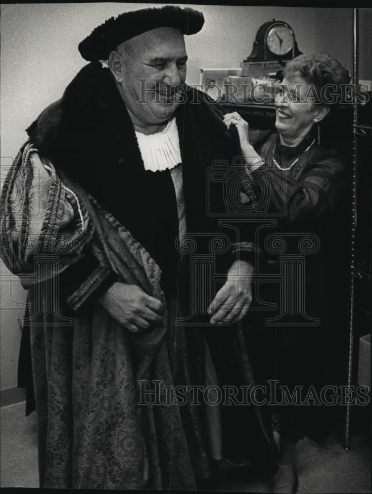 1992 Press Photo Milwaukee County Supervisor Daniel Cupertino Dresses For Roast - Historic Images