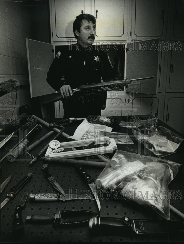 1990 Press Photo Mazomanie Police Chief David Sonntag displayed Weapons & Drugs-Historic Images