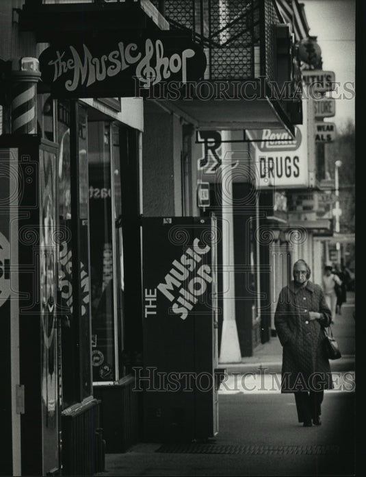 1990 Press Photo Becki Hilleshiem at The Music Shop in Richland Center, Wisc.-Historic Images