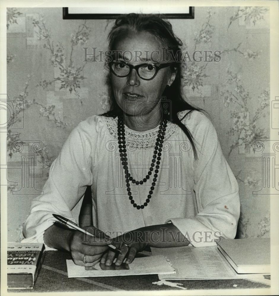 1982 Press Photo Hand writing analyst, Betty Dean of Ashland - mja92908 - Historic Images