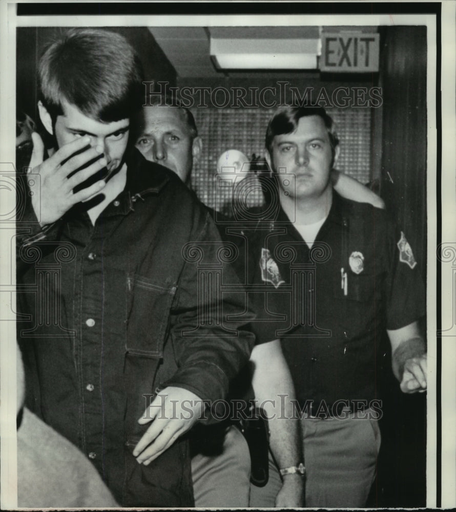 1971 Press Photo Douglas Dean (left) appears in court to face murder charges - Historic Images