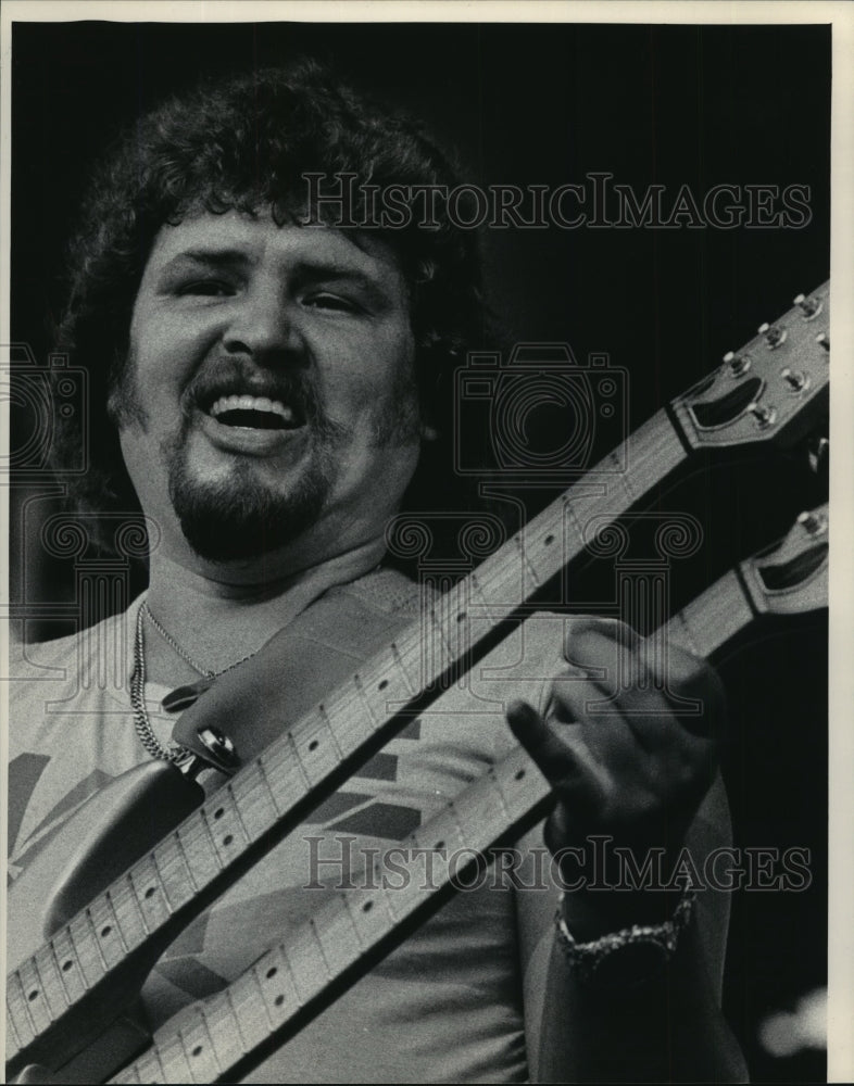 1984 Press Photo Jeff Cook and band Alabama, at State Fair Grandstand, Wisconsin - Historic Images