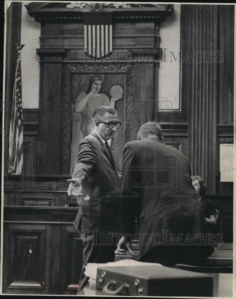 1965 Press Photo Harry J. Daniels talks with prosecutor Richard L. Cates - Historic Images