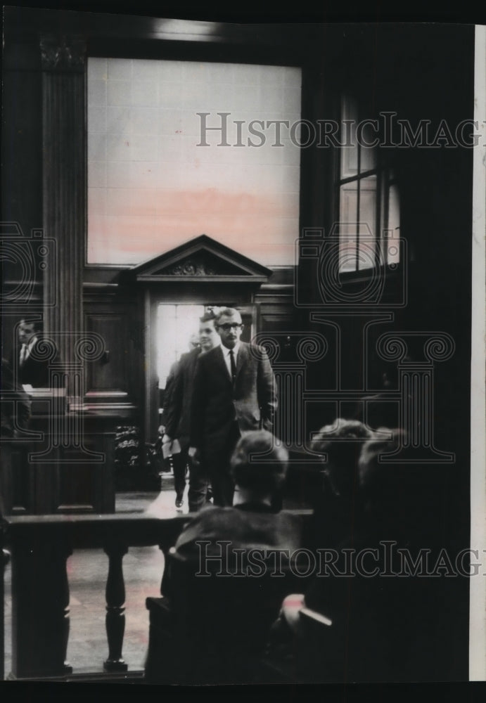 1964 Press Photo Harry J. Daniels enters the courtroom after a conference-Historic Images
