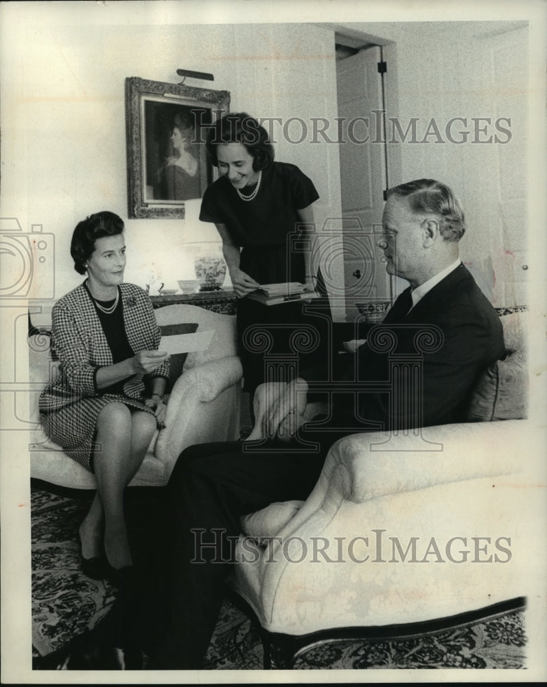 1966 Press Photo Social secretary Diana Doyne discusses business with the Dean's - Historic Images