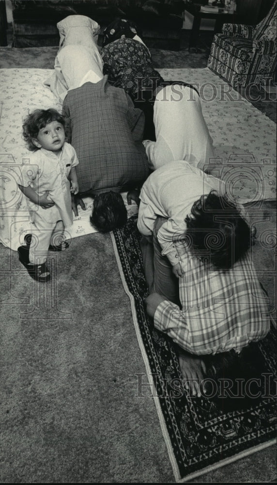1964 Press Photo Mohammad Sethi and his family pray in his Brookfield home-Historic Images