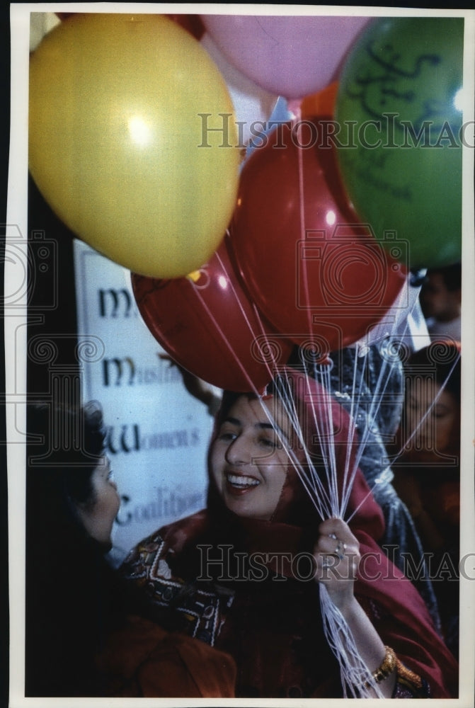 1994 Press Photo Muslim children receive balloons from Aisha Khan - mja93210-Historic Images