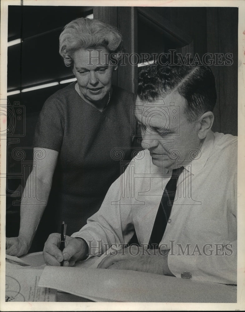 1966 Press Photo Mrs. Glenn Davis with husband at election night - mja93274-Historic Images