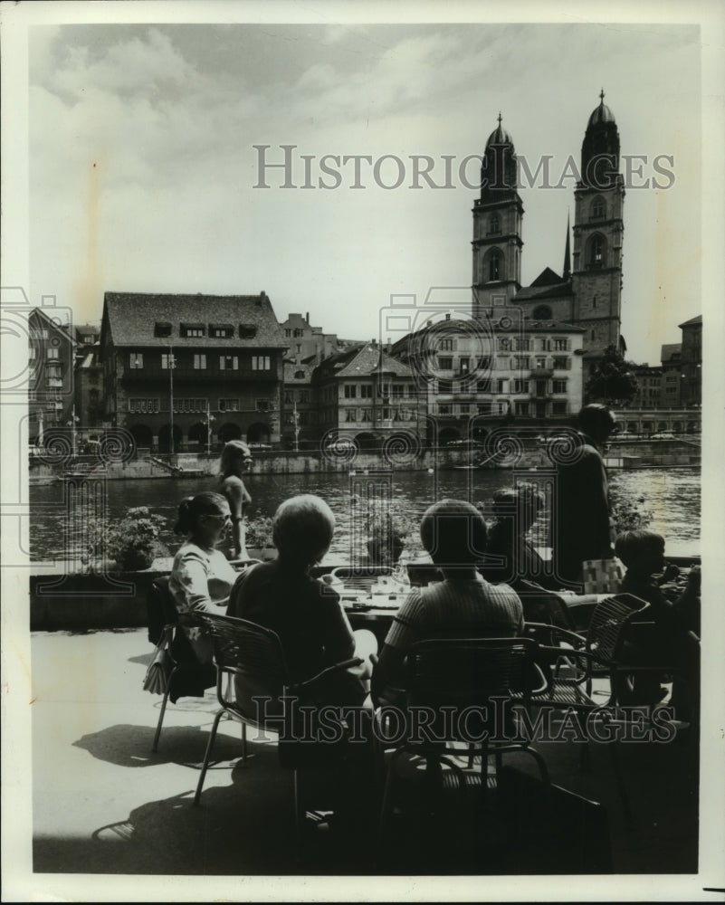 1994 Press Photo Visitors in Zurich, Switzerland at a Cafe on the River Limmat - Historic Images