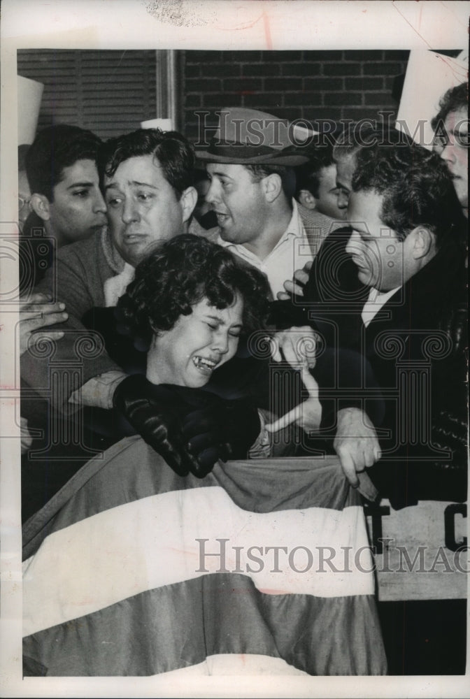 1964 Press Photo Weeping woman with group of demonstrators in New York - Historic Images