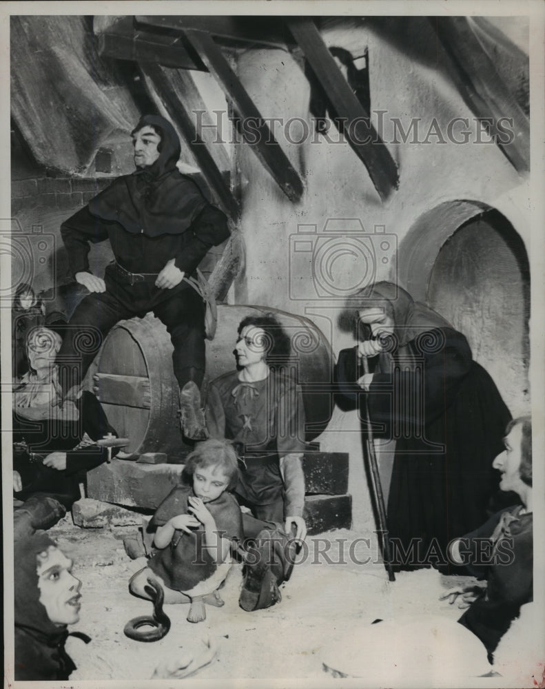 1952 Press Photo War Museum display of the &quot;Court of Miracles,&quot; in Paris, France - Historic Images