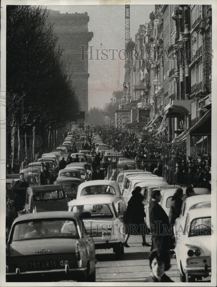 1968 Press Photo Parisians along the Champs Elysees, Paris, France - Historic Images