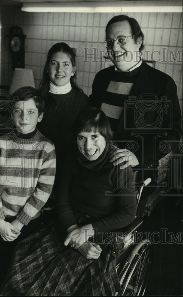 1982 Press Photo Theodore Montgomery Junior, ex-wife Marylou and their children - Historic Images