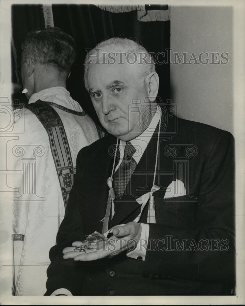1949 Press Photo Leo T. Crowley receiving insignia of Knight Commander star - Historic Images