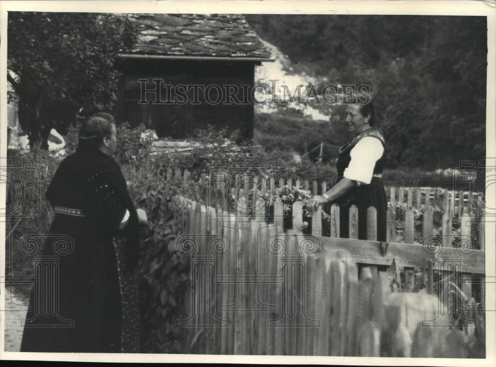 1988 Press Photo Women In Traditional Costume In Evolene, Switzerland - Historic Images