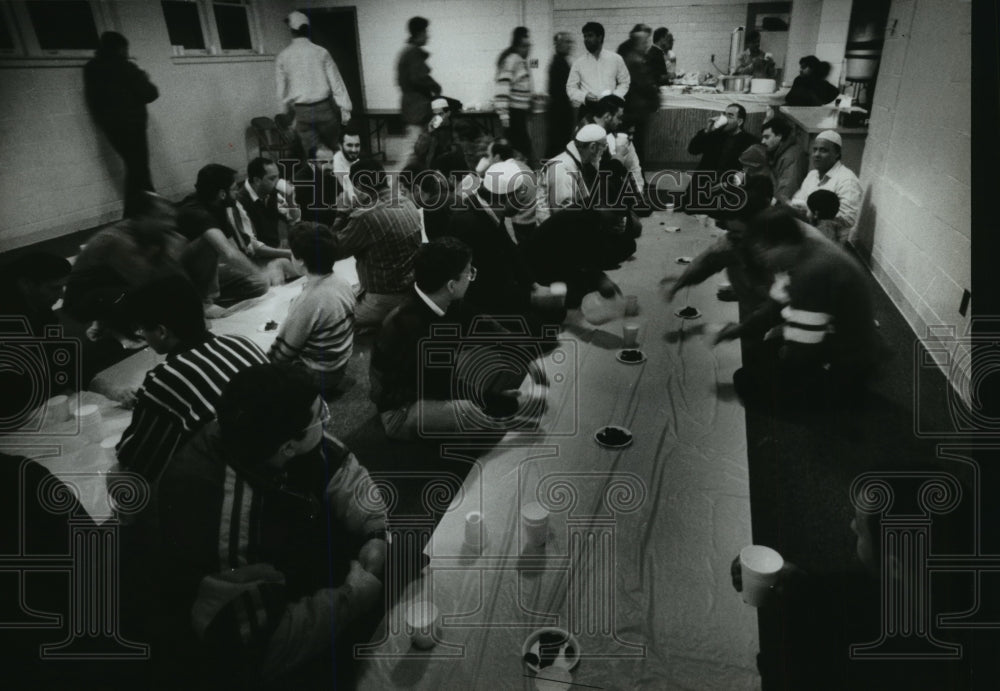 1994 Press Photo Muslims At A Meeting, Milwaukee - mja93495 - Historic Images