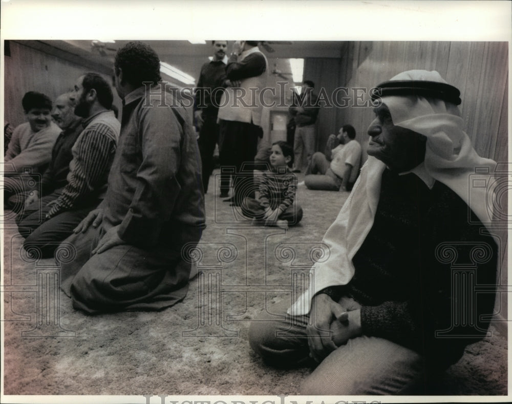 1993 Press Photo Hammad Ahmad participates in prayer to mark Ramadan, Milwaukee - Historic Images