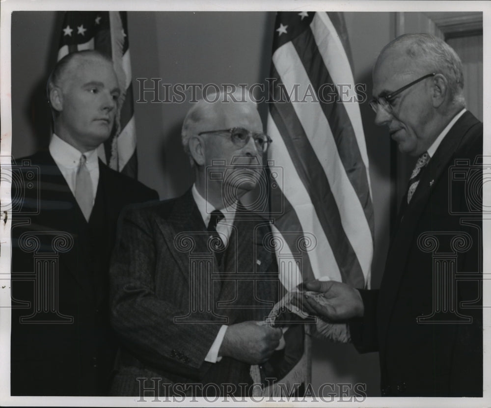 1954 Press Photo United States flags are given to The Milwaukee Journal Sentinel - Historic Images