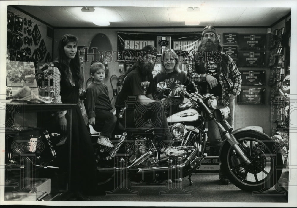 1991 Press Photo Jeff Molepske, partner and family&#39;s at D and J Cycle, WI. - Historic Images