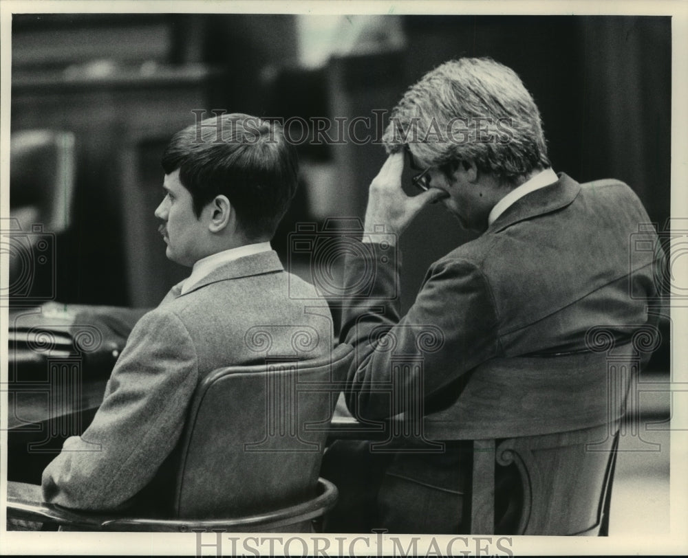 1983 Press Photo Domonic D&#39;Acquisto and Stephen Glynn hear a guilty verdict, - Historic Images