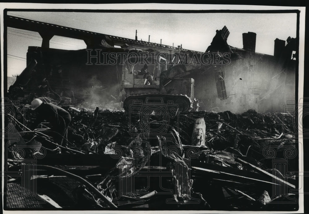 1991 Press Photo Demolition of former Crucible Steel Casting building, Milwaukee-Historic Images
