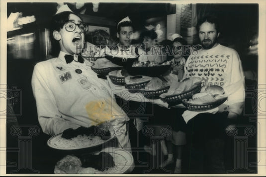 1988 Press Photo Wild Meal Server Bill Rhode At Ed Debevic's Short Orders Deluxe - Historic Images