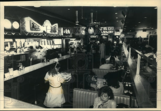 1988 Press Photo Ed DeBevic's Short Order Deluxe Restaurant In Downtown Chicago - Historic Images