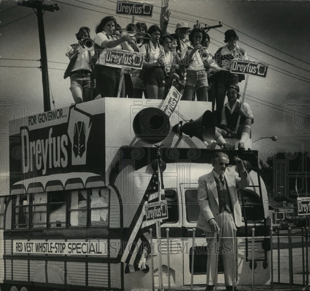 1978 Press Photo Lee Dreyfus as candidate with a band during campaign in Neenah - Historic Images