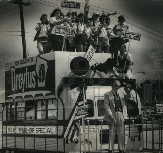 1978 Press Photo Lee Dreyfus as candidate with a band during campaign in Neenah - Historic Images